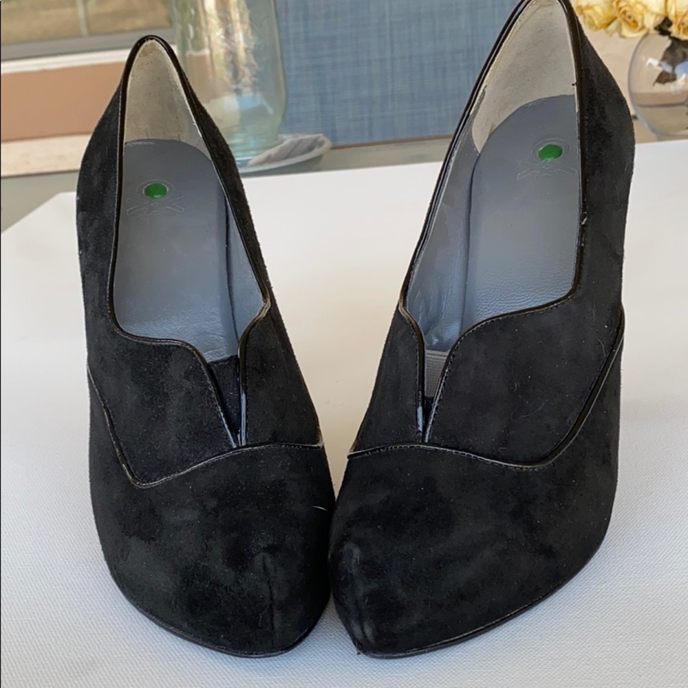 Women’s Black suede pump